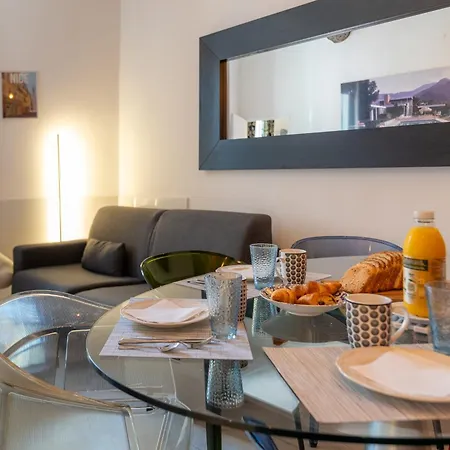 Old Town Nice, 2 Bedrooms & 2 Bathrooms,quiet, Ac For 4 People * Nizza