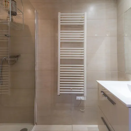 Old Town Nice, 2 Bedrooms & 2 Bathrooms,quiet, Ac For 4 People * Nizza
