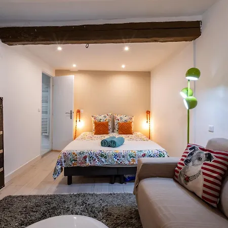 Old Town Nice, 2 Bedrooms & 2 Bathrooms,quiet, Ac For 4 People * Nizza