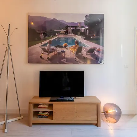 Old Town Nice, 2 Bedrooms & 2 Bathrooms,quiet, Ac For 4 People